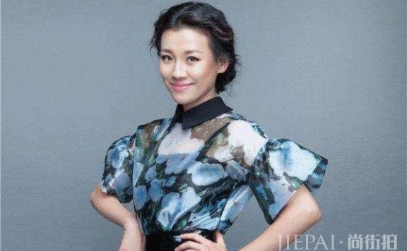 她一身演技出道20年不火，嫁豪门后临时救场却一夜爆红