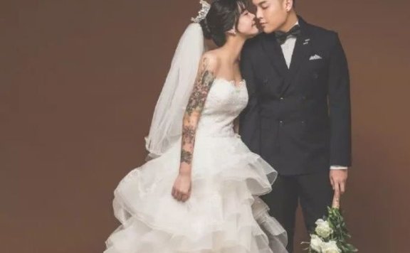 快手换头皇后一场婚礼赚百万,成网红大型车祸现场,假体满天飞