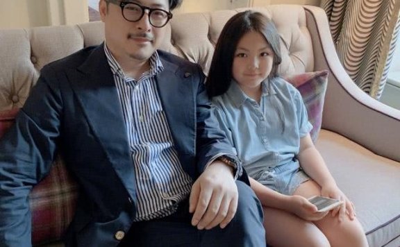 李湘晒贵妇日常游伦敦,王岳伦白发显沧桑,王诗龄乖巧如迷你李湘
