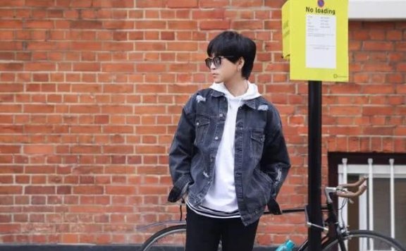 韩火火果然是走在时尚尖端的人，用铁链当腰带雨伞当配饰，个性独特