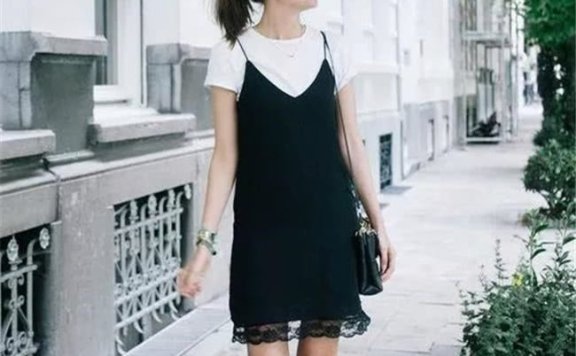 时尚街拍 裙子搭配小白鞋显瘦又有气质