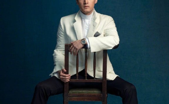 胡歌新写真连换五套私服超帅,配上新发型又痞又有魅力