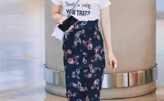 夏季出镜率很高的组合：T恤配小白鞋，明星们都爱这样搭配