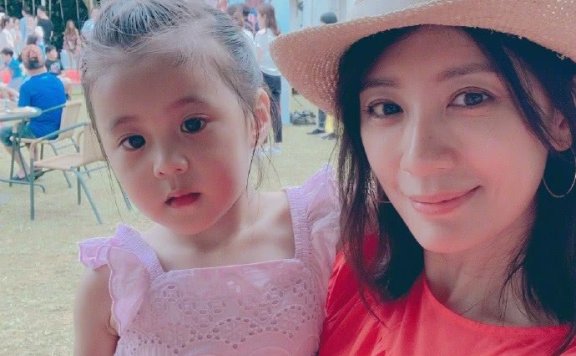 贾静雯关颖带娃小聚：咘咘穿粉裙颜值越来越高，波妞扎羊角辫超萌