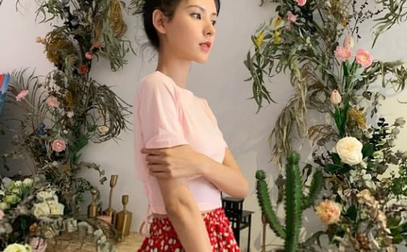 张予曦衬衫和荧光色健美短裤搭一起，真够潮！