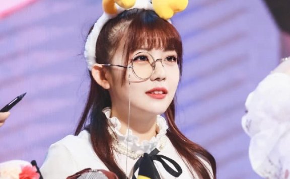 火箭少女成团一周年合体,孟美岐吴宣仪杨超越比C位Yamy吸睛