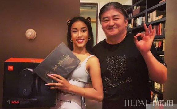 吉克隽逸参加刘欢豹纹主题派对,抱爱猫出镜不惧被抓伤笑容灿烂