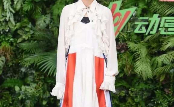 今年夏天流行把塑料穿在脚上，奚梦瑶同款要不了解下