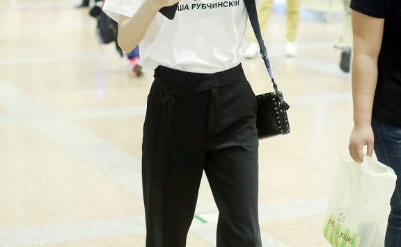 夏季阔腿裤搭配小白鞋更时髦，简单舒适又有气质