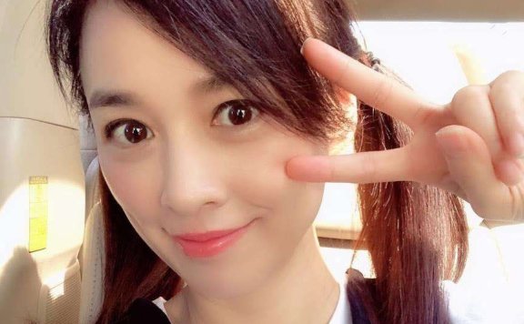 张庭端午节晒与儿女合照为高考加油,扎双马尾打篮球双腿纤细