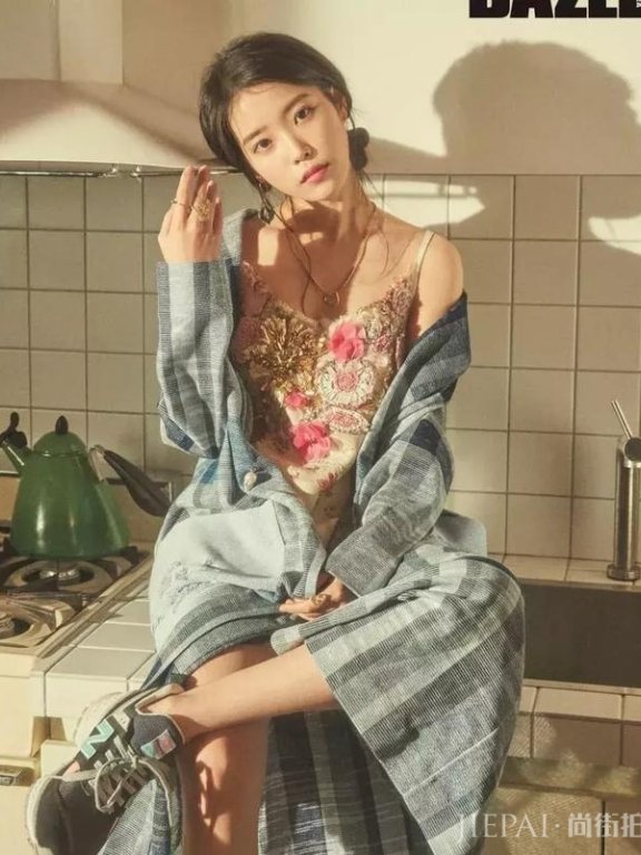 李知恩虽然只有162cm,却靠打扮硬穿出180的气场