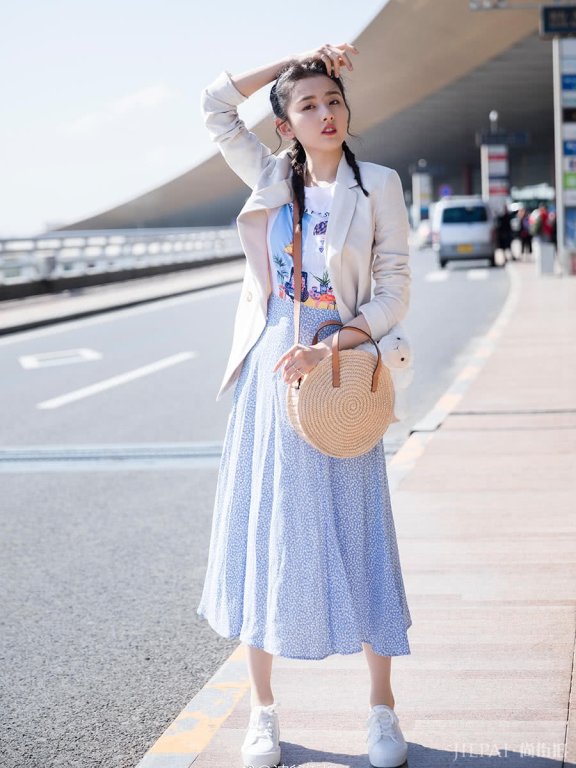 周洁琼穿“奶奶风”碎花裙秀小蛮腰,气质秒变清新