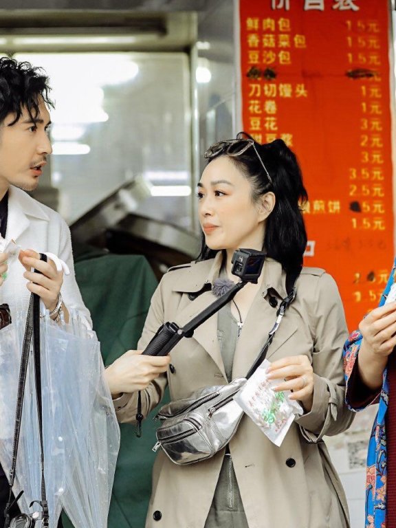 张伦硕夫妇甜蜜出游,钟丽缇运动装叠穿卡其色风衣,显瘦又好看