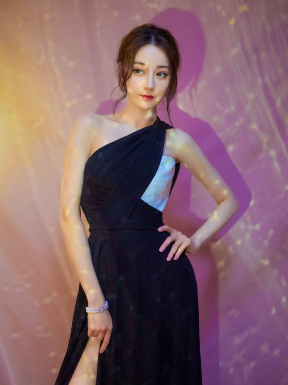 热巴穿高开叉礼裙走活动,微撩裙子却被淤青抢镜