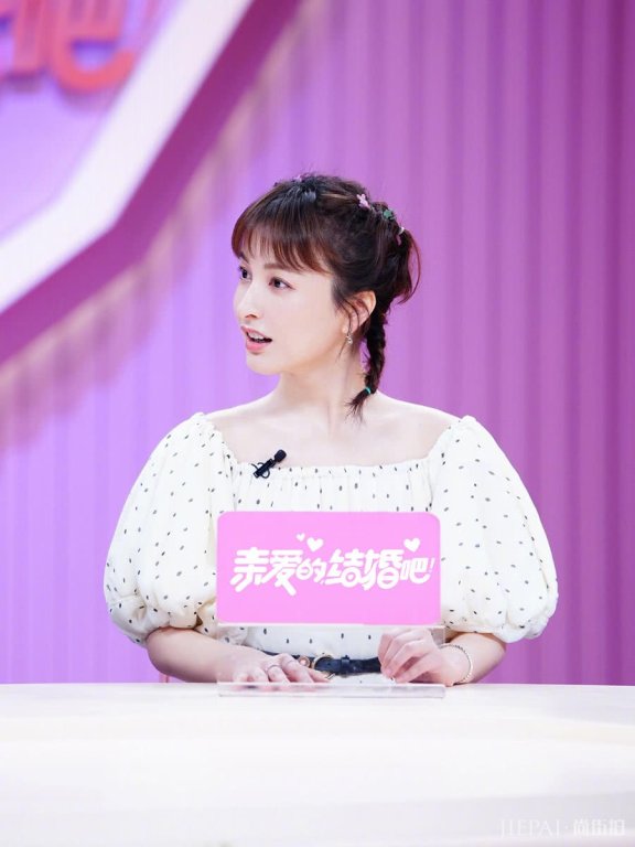 吴昕穿海军服梳双丸子头挑战少女风，越穿越年轻