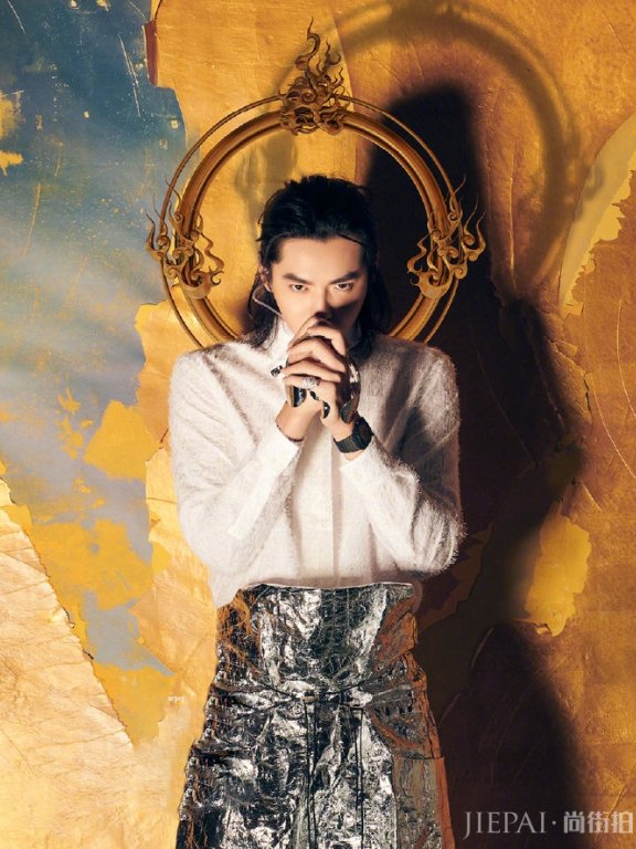 吴亦凡杂志内页写真 红色长袍搭配机械手臂极具科技感