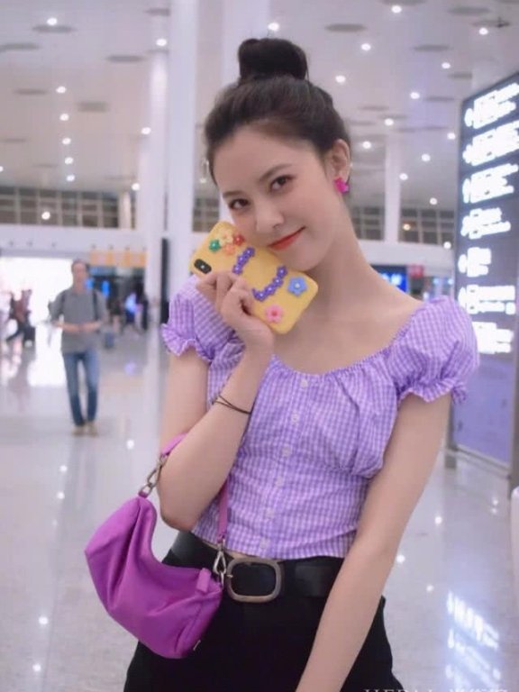 宋妍霏泡泡袖上衣搭配丸子头，把夏天的清爽展露无疑