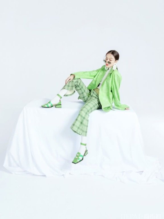 曹曦月穿绿色西装配喇叭裤,造型亮眼吸睛