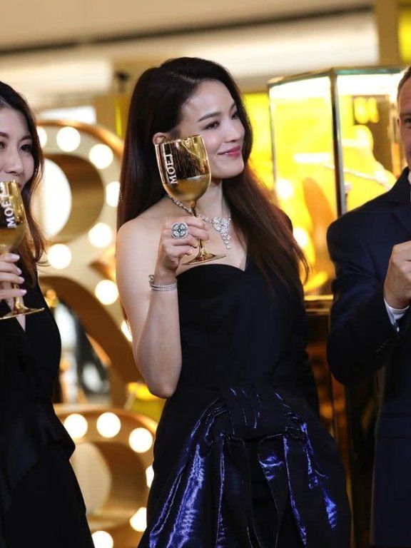 舒淇脚踩4寸高跟鞋出席活动雨天路滑不慎重摔，临危不乱赤脚离场