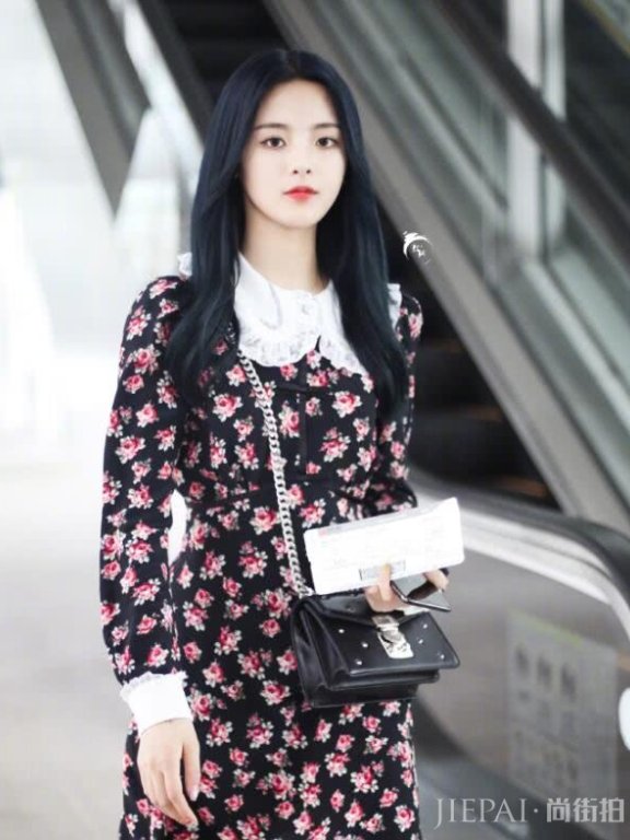 欧阳娜娜和杨超越撞衫!碎花裙配不同款鞋子,美得不分上下