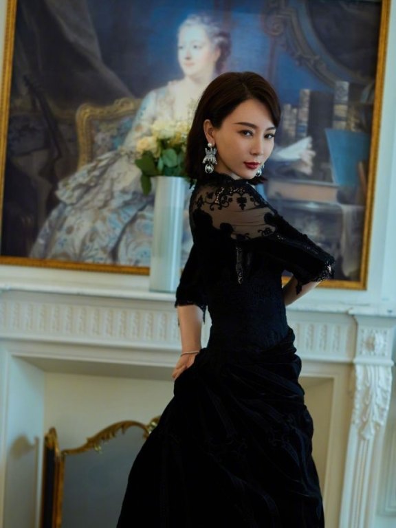 陈数晒蕾丝“黑天鹅”美照 越长越美