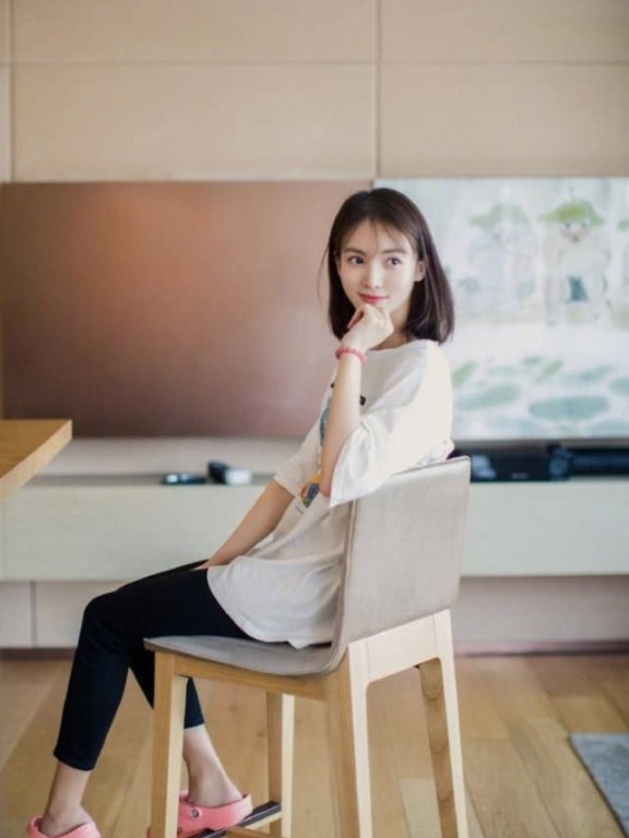 邓伦前女友为张歆艺庆生,却曝出华晨宇吸烟照?三人还有这样渊源