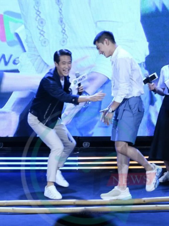 杨洋颜值高人任性,大裤衩穿出清新气质