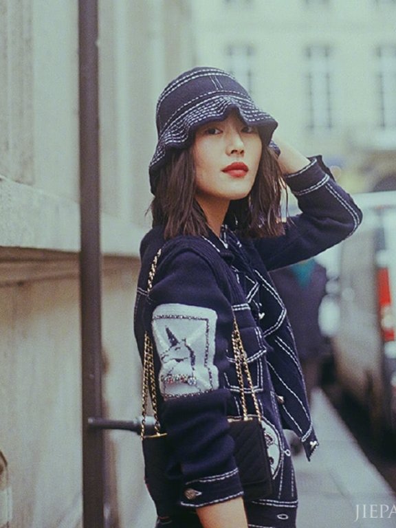 刘雯街拍照片,牛仔套装时尚又帅气