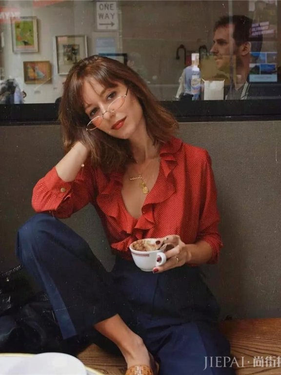 小个子夏天要想显高,穿件短上衣是不错的搭配方法