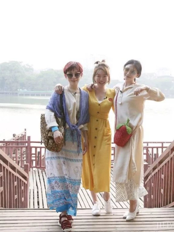 大S长裙配草莓包甜美又减龄,少女感惊人