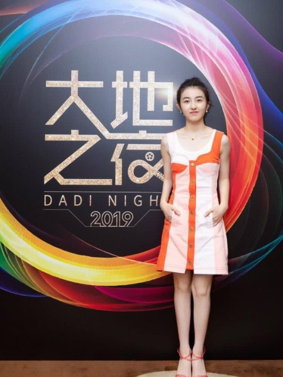 张子枫拼色牛仔裙搭丸子头,这才是18岁的样子