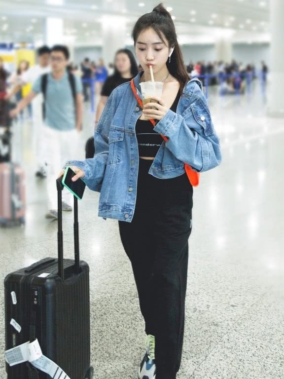 王梓薇机场街拍 牛仔搭配运动裤潮翻了