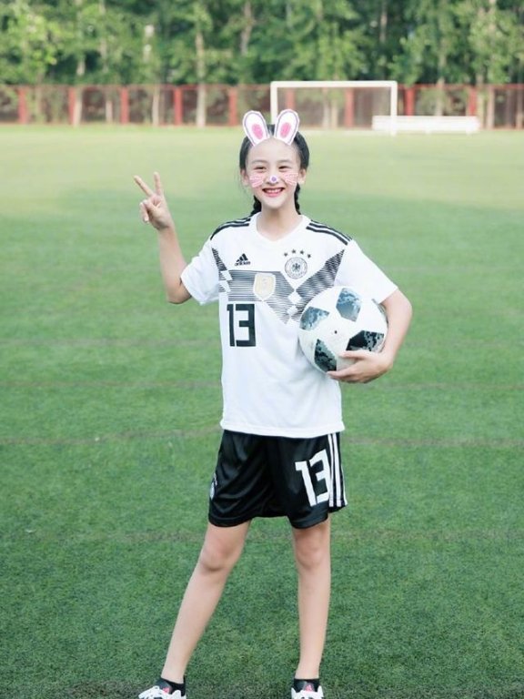 森碟越来越美！蓝色上衣配百褶裙清新亮眼，长腿好抢镜