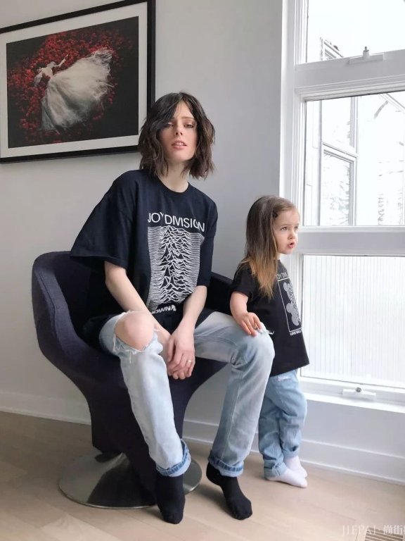 带娃出街这样穿，随手一拍就是杂志大片