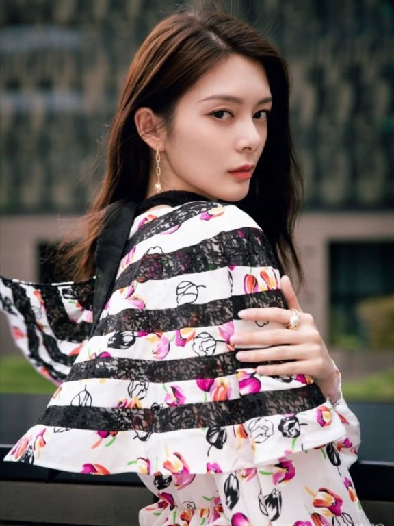 傅菁穿花裤子+“泥鳅鞋”现身,气场大开