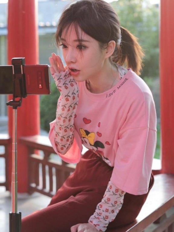 冯提莫T恤裤子都不是最新款，却穿出了小女生的感觉！