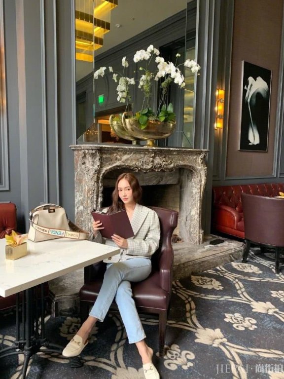 郑秀妍短装搭配牛仔裤,轻松穿出170cm模样