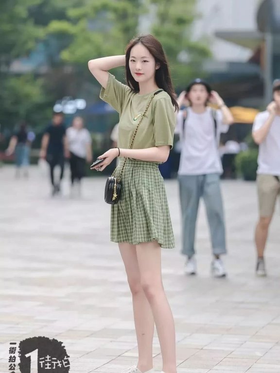 国内街拍 百搭T恤解锁甜酷新造型