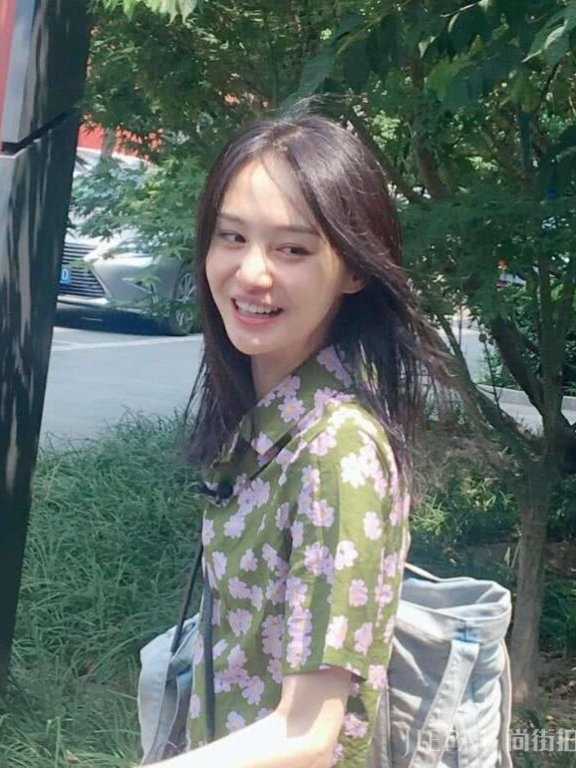 郑爽印花衬衫配短裙甜美又清新,生图太好看了吧