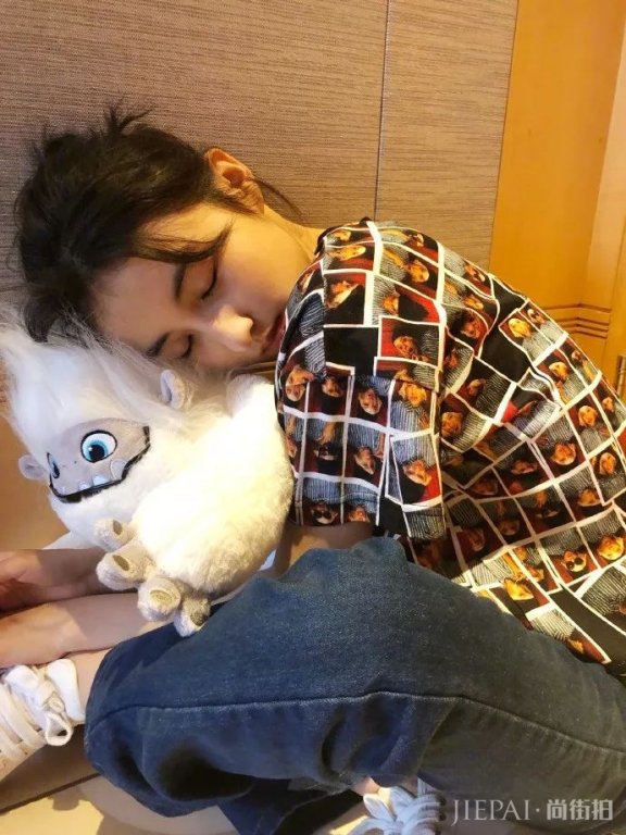 张子枫鬼马风T恤秀年轻,终于长成美少女