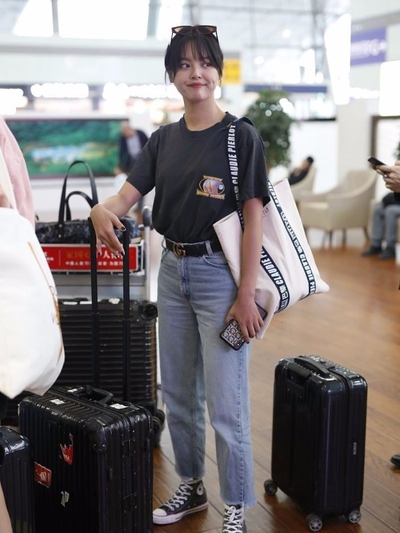 辛芷蕾这种打扮好看,至少她不扮嫩,小肚子凸显也不修饰一下!