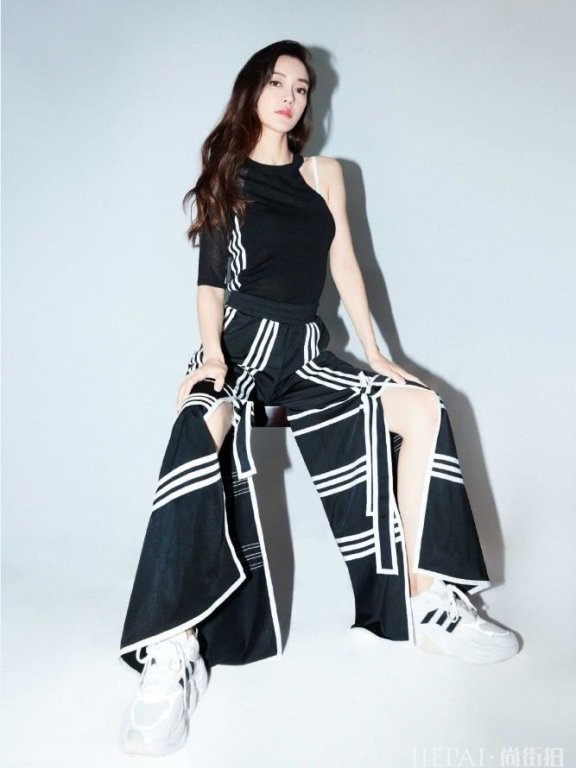 有一种裤子叫杨颖的“假裤子”,双腿并拢时很普通,分开太撩人