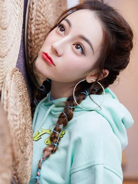 美颜暴击！！！热巴小姐姐穿印花裙的样子美呆了，是时候把印花裙拿出来了