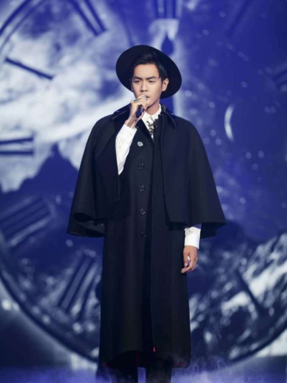 小眼男神张若昀,西装休闲装可以很正经也能很俏皮