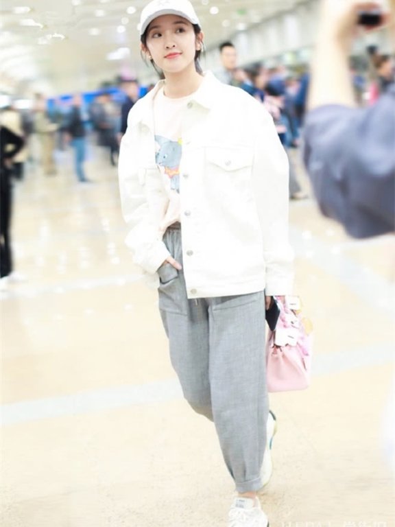 唐艺昕夏天选一顶棒球帽抢占视线！让你气场全开