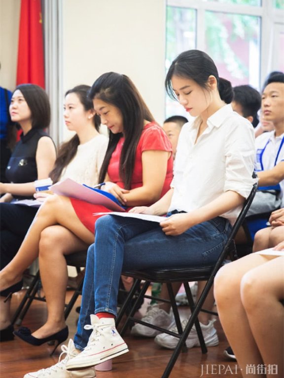 夏季职场穿搭技巧:学马思纯衬衫搭配牛仔裤就对了