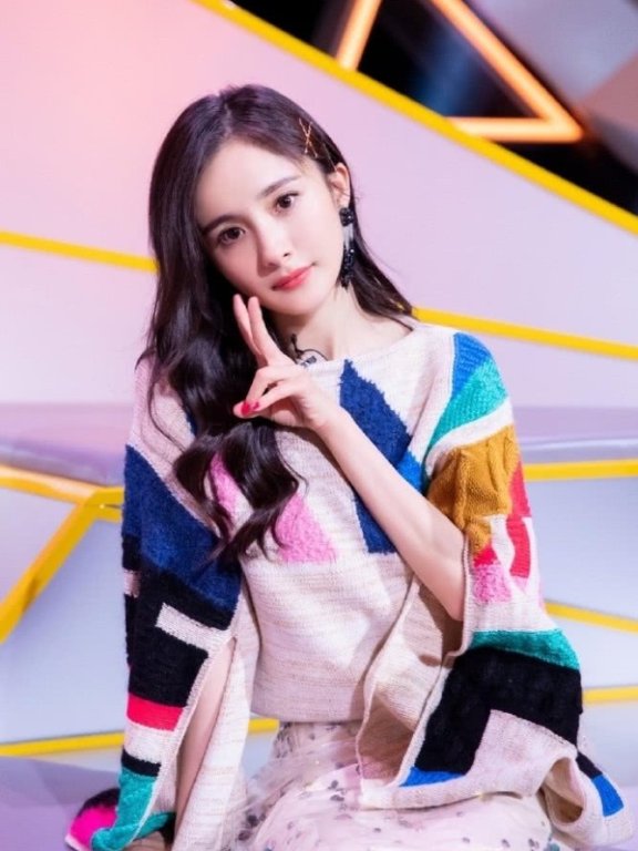杨幂彩虹毛衣搭配亮片半裙唯美娇艳，再次成为全场焦点！