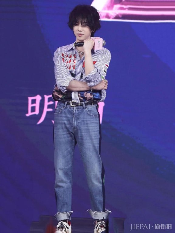 华晨宇穿一身潮装,搭配日系烫头,越来越帅气