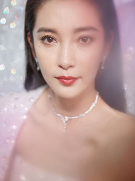 李冰冰纯白闪耀写真 一身利落的白色抹胸连体裤极具质感