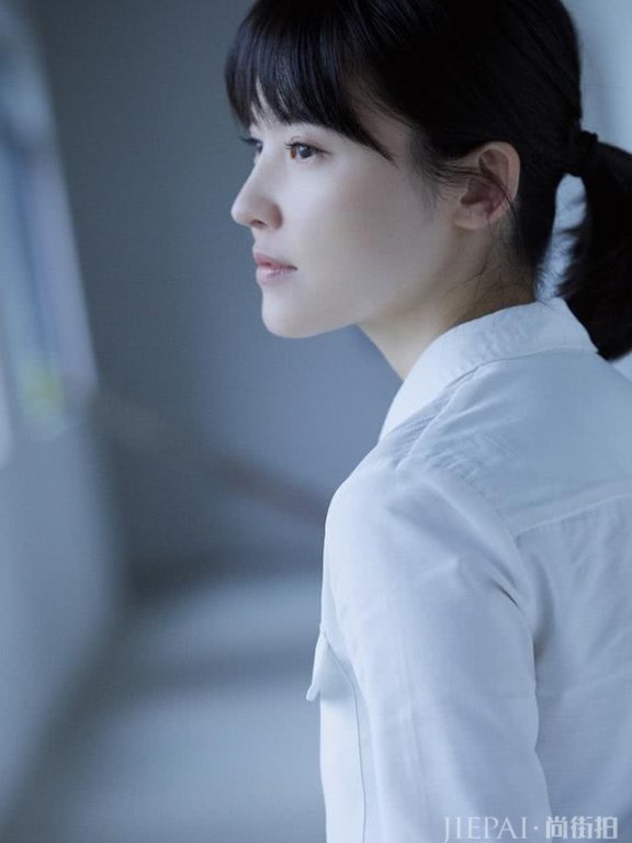 杨子姗一身白衬衫回校园时代,换上西装之后马上变正式